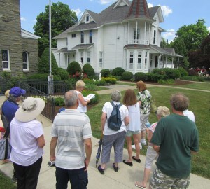 walking-tour-group